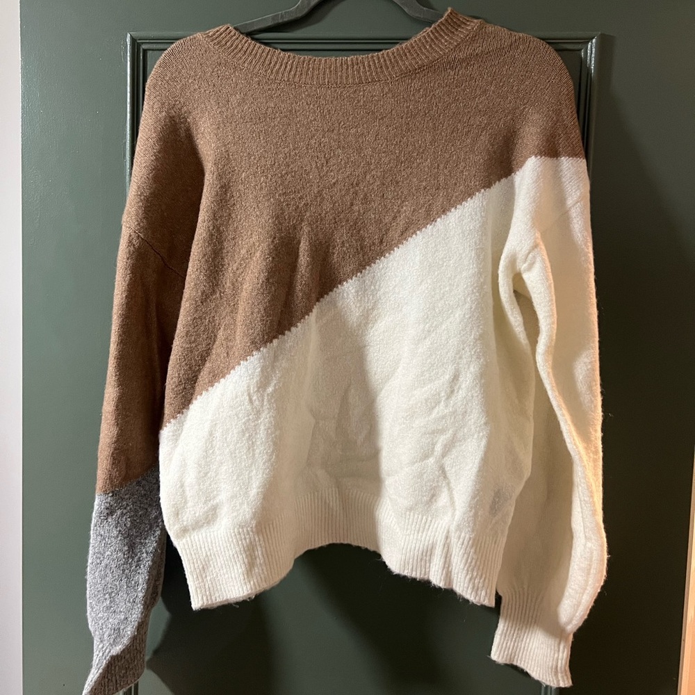 Elegant Colorblock Crew Neck Sweater - Brown, White, and Gray
